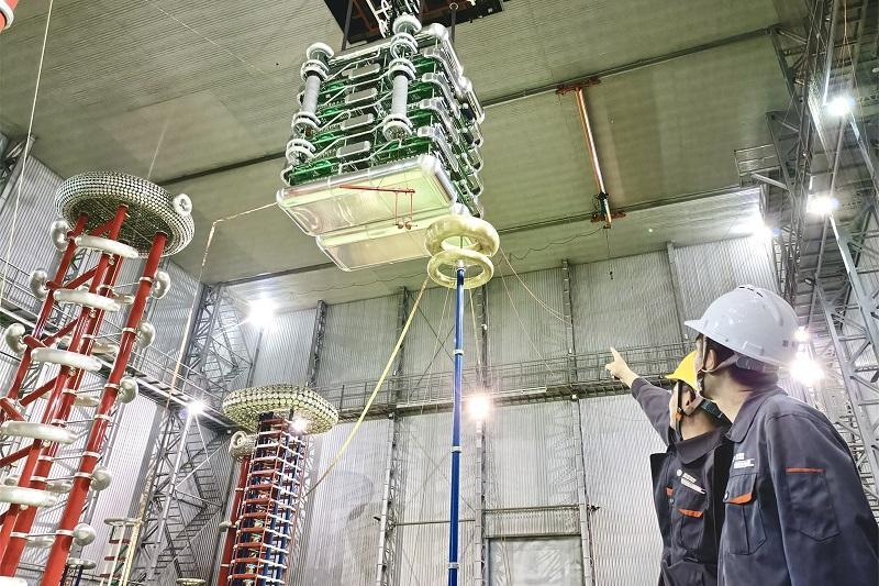 媒體記者走進國家電網探秘科技“硬核”力量