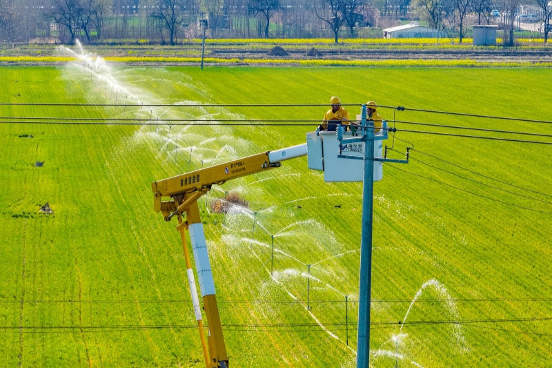 【人民日?qǐng)?bào)】檢修電力線路保障春耕春灌