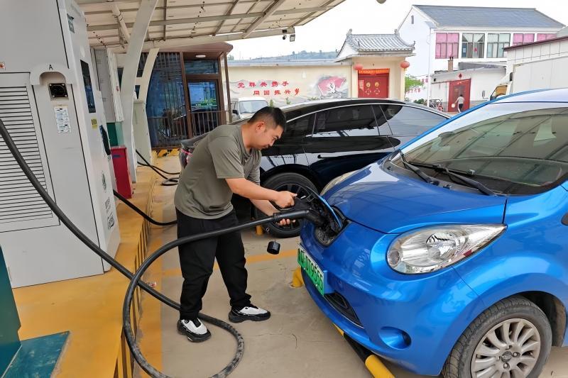 【人民日報(bào)】從“燃油”到“用電” 新能源汽車駛進(jìn)鄉(xiāng)間小道